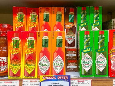 Bangkok Tayland - 5 Kasım 2020: Foodland süpermarketi Sukumwit16 şubesinde rafta satılık bir sürü acı biber sosu şişesi 