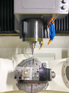  CNC değirmen makinesi çalışıyor. Müşterilere göster.