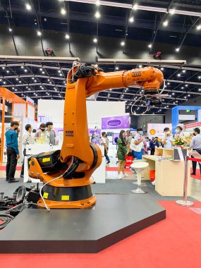 Bangkok Tayland - 18 Kasım 2020: Tarama bölümü için robot kolu Bitec Bangna sergi salonundaki Metalex 2020 sergisindeki müşterilere göster 