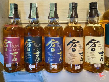 Bangkok Tayland - 26 Kasım 2020: Süpermarkette satılık birçok viski markası 