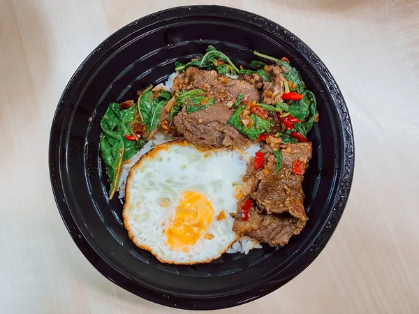 Arroz Cubierto Con Carne Res Salteada Albahaca Con Huevo Frito — Foto de Stock