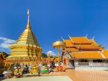 Chiangmai Tayland - 8 Aralık 2020: Birçok insan Doi Suthep Tapınağı 'na dua etmek için gelir, 1385 yılında kurulan tapınak önemli bir turistik merkezdir.