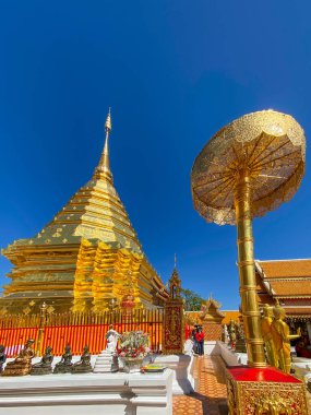 Chiangmai Tayland - 8 Aralık 2020: Birçok insan Doi Suthep Tapınağı 'na dua etmek için gelir, 1385 yılında kurulan tapınak önemli bir turistik merkezdir.