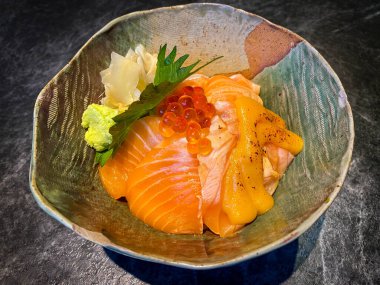 Taze somon balığı ve masada kase pilav.