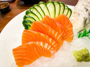 Çiğ somon, yemek kabında yemeye hazır. 