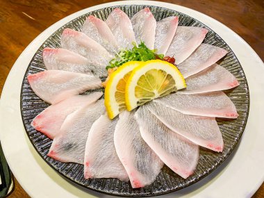 Masada servis edilen taze Hamaji balığı sashimi.