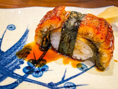 Japon mutfağında servis edilen suşi rulosu..