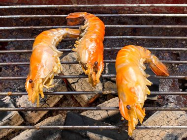 Kömür ocağında taze karides ızgarası.