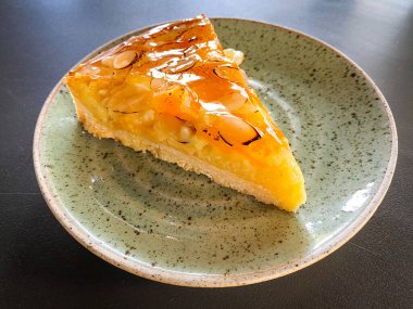 Masanın üzerine meyveli güzel bir pasta.