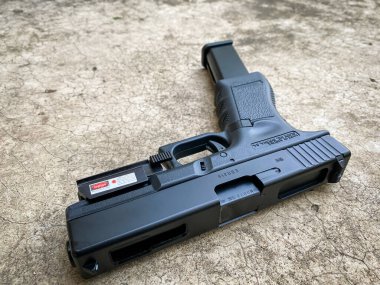 Bangkok Tayland - 21 Şubat 2021: Zeminde lazer görüşlü havalı yumuşak tabanca Glock 18C tabancası