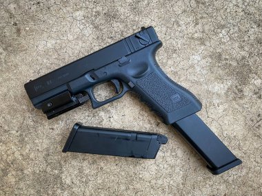 Bangkok Tayland - 21 Şubat 2021: Zeminde lazer görüşlü havalı yumuşak tabanca Glock 18C tabancası