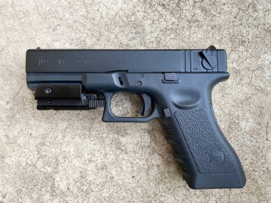 Bangkok Tayland - 21 Şubat 2021: Zeminde lazer görüşlü havalı yumuşak tabanca Glock 18C tabancası