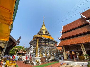 Phrae Tayland - 11 Nisan 2021; Wat Prathat Lampang Luang, Kutsal Kuzu Kalıntısı tapınağı ve en önemli tapınak