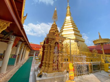 Phrae Tayland - 10 Nisan 2021; Wat Phra Cho Hae, Kraliyet Tapınağı, Tayland 'ın Phrae şehrinde kutsal bir tapınaktır.