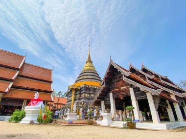Phrae Tayland - 11 Nisan 2021; Wat Prathat Lampang Luang, Kutsal Kuzu Kalıntısı tapınağı ve en önemli tapınak