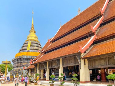 Phrae Tayland - 11 Nisan 2021; Wat Prathat Lampang Luang, Kutsal Kuzu Kalıntısı tapınağı ve en önemli tapınak