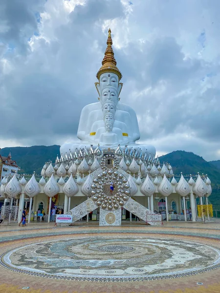 Phetchabun Thailand April 2021 多くの人々がワット サッド カウ寺院で仏像と一緒に旅行や写真を撮っています — ストック写真