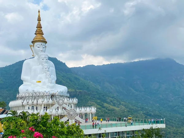 Phetchabun Thailand April 2021 多くの人々がワット サッド カウ寺院で仏像と一緒に旅行や写真を撮っています — ストック写真