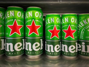 Bangkok Tayland - 11 Mayıs 2021: Birçok Heineken birası Big C süpermarket Bangna şubesinde satışa sunuldu