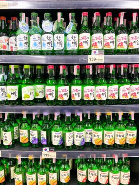 Bangkok Tayland - 05 Ağustos 2021: Soju 'nun birçok çeşnisi üst süpermarkette satılık, Soju pirinç, buğday veya arpadan yapılan geleneksel Kore içeceğidir.