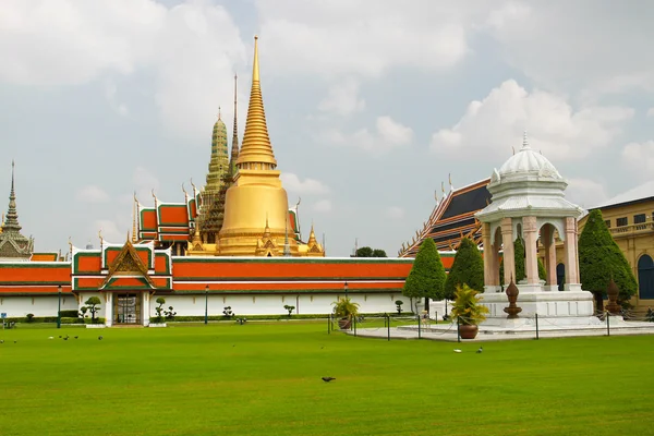 Royal palace (Wat Phra Kaew) in Bangkok — Stock Photo, Image