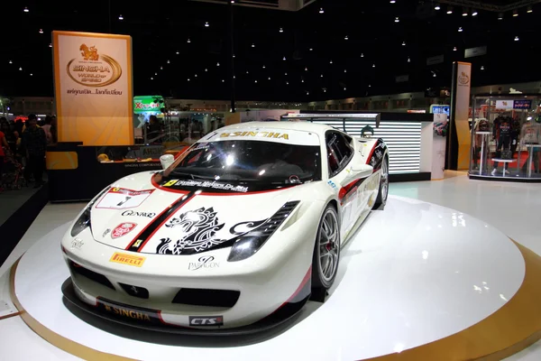 Ferrari coche de SINGHA equipo de carreras en exhibición — Foto de Stock