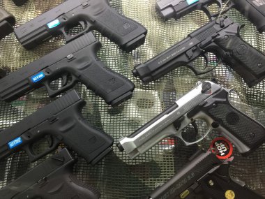 Bir sürü vitrinde gösterilen airsoft silahı