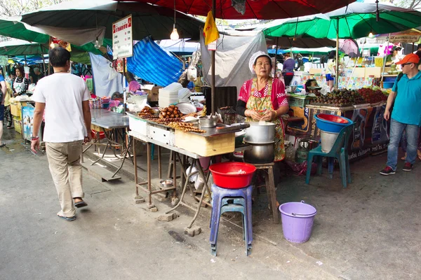 Monger preparar alimentos para la venta — Foto de Stock