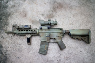 tatlı saldırı tüfeği yere