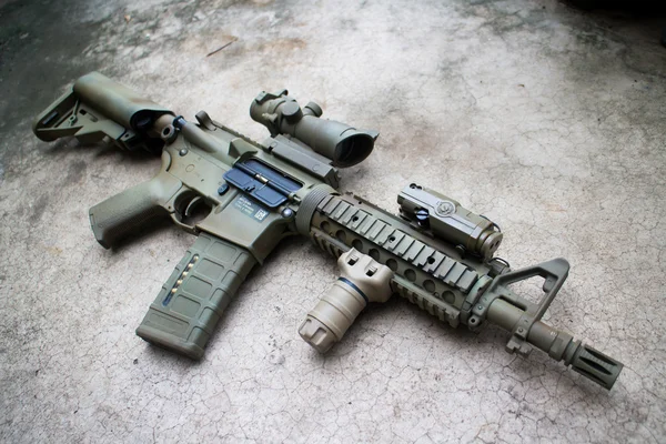 Dessert assault rifles on the ground — Stock Photo, Image