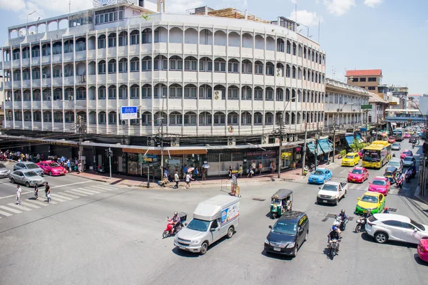 Het verkeer op Phahurat street (little India) — Stockfoto