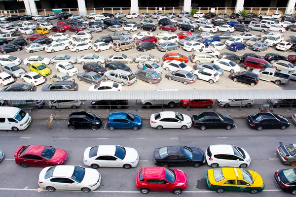 Carros estacionados em um parque e um lote lateral em uma estação BTS — Fotografia de Stock