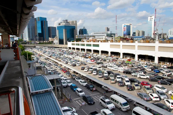 Cars parked at a park and side lot at a BTS station — Stok fotoğraf