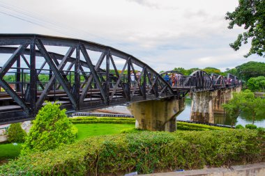 Kanchanaburi, Tayland için (Khwae) Kwai Nehri üzerinde köprü üzerinde turist