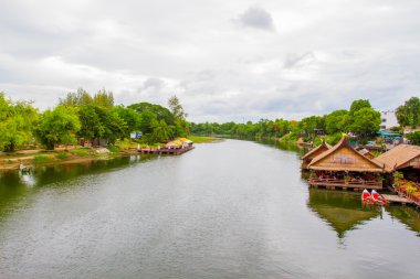 Kanchanaburi, Tayland için (Khwae) Kwai Nehri üzerinde köprü üzerinde turist