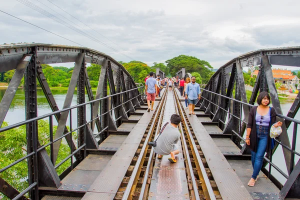 Tourists on the bridge over the river Kwai (Khwae) in Kanchanaburi, Thailand — Stock Photo, Image