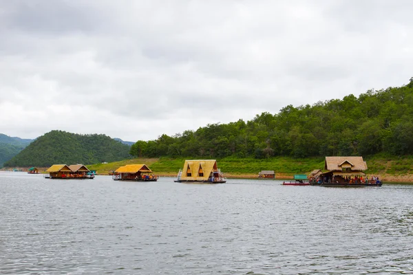 Вид на реку в The Forest Resort с домиком на плоту на реке Квай — стоковое фото