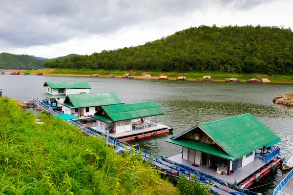 Вид на реку в The Forest Resort с домиком на плоту на реке Квай — стоковое фото