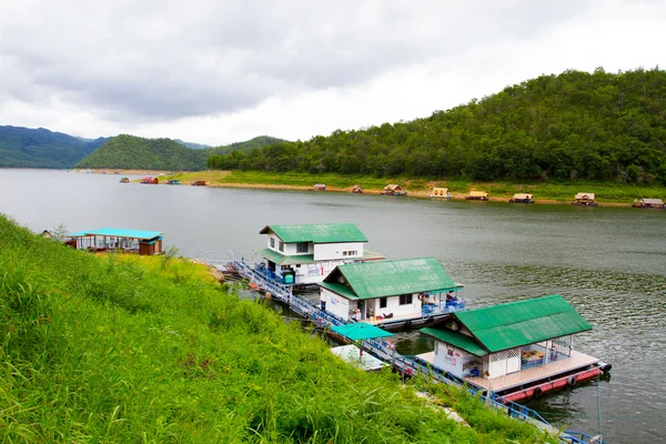 Vue sur la rivière au Forest Resort avec maison de radeau sur la rivière Kwai — Photo