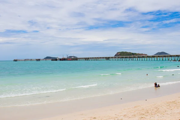 Molte persone visitano Nang Rum Beach in Thailandia — Foto Stock