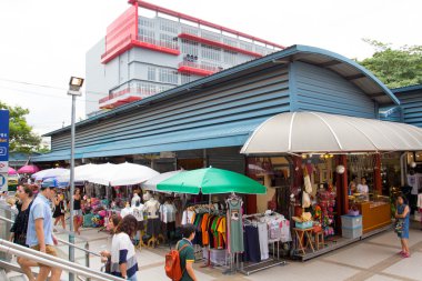 Turist Chatuchak Hafta sonu pazarda alışveriş