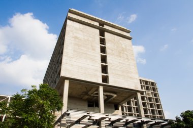 Bina yapım aşamasında.