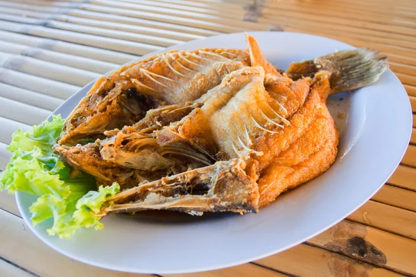 Peixe frito em prato — Fotografia de Stock