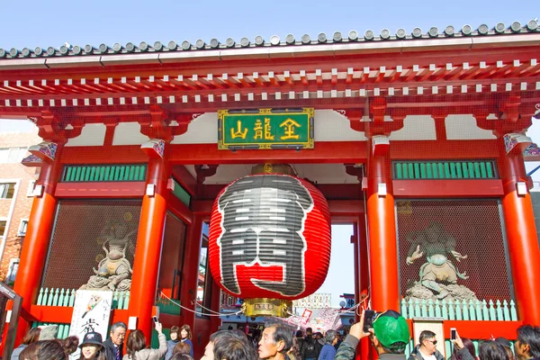 游客走在最著名的浅草寺佛教寺院 — 图库照片