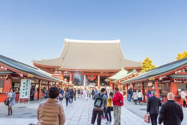 Turistler en ünlü Sensoji Budist tapınağı yürüyüş