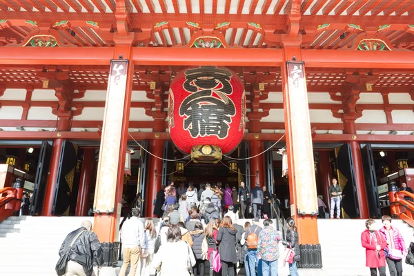 游客走在最著名的浅草寺佛教寺院 — 图库照片