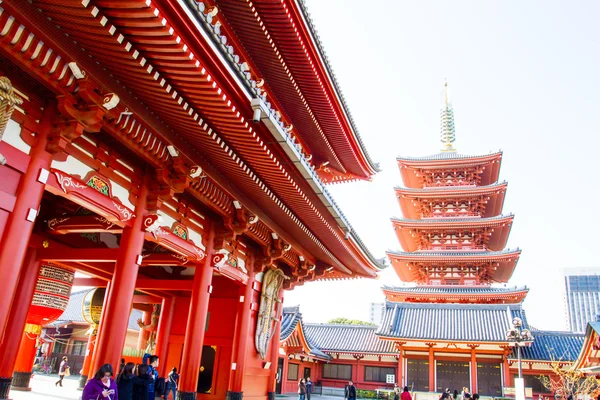 Turistas caminando por el templo Sensoji más famoso —  Fotos de Stock