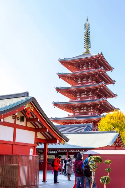 Turisti che camminano intorno al tempio Sensoji più famoso — Foto Stock