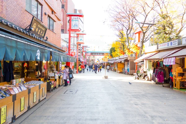 Pessoas de rua comercial na área de Asakusa neary Templo Senso-ji Japão — Fotografia de Stock