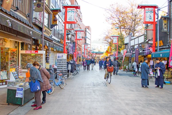 Pessoas de rua comercial na área de Asakusa neary Templo Senso-ji Japão — Fotografia de Stock